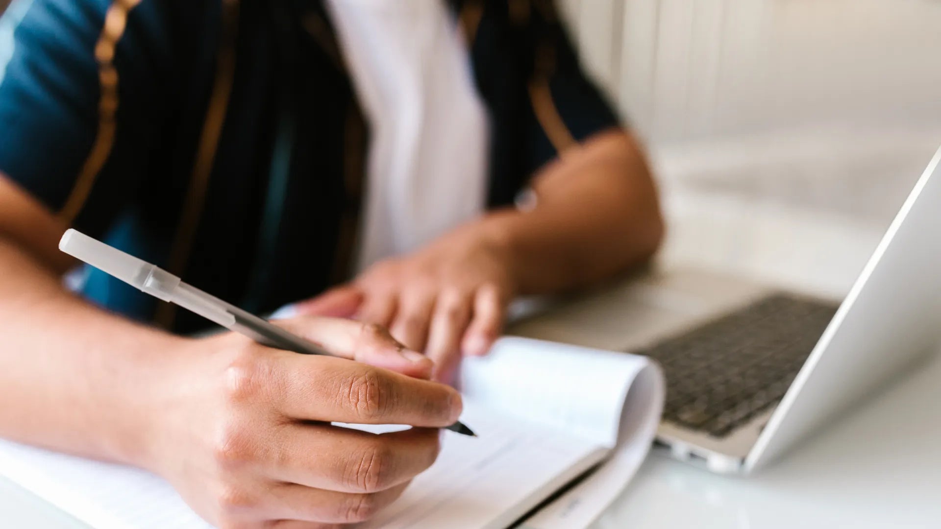 10 prompts d’écriture pour mieux vous connaître (à utiliser dès ce soir)